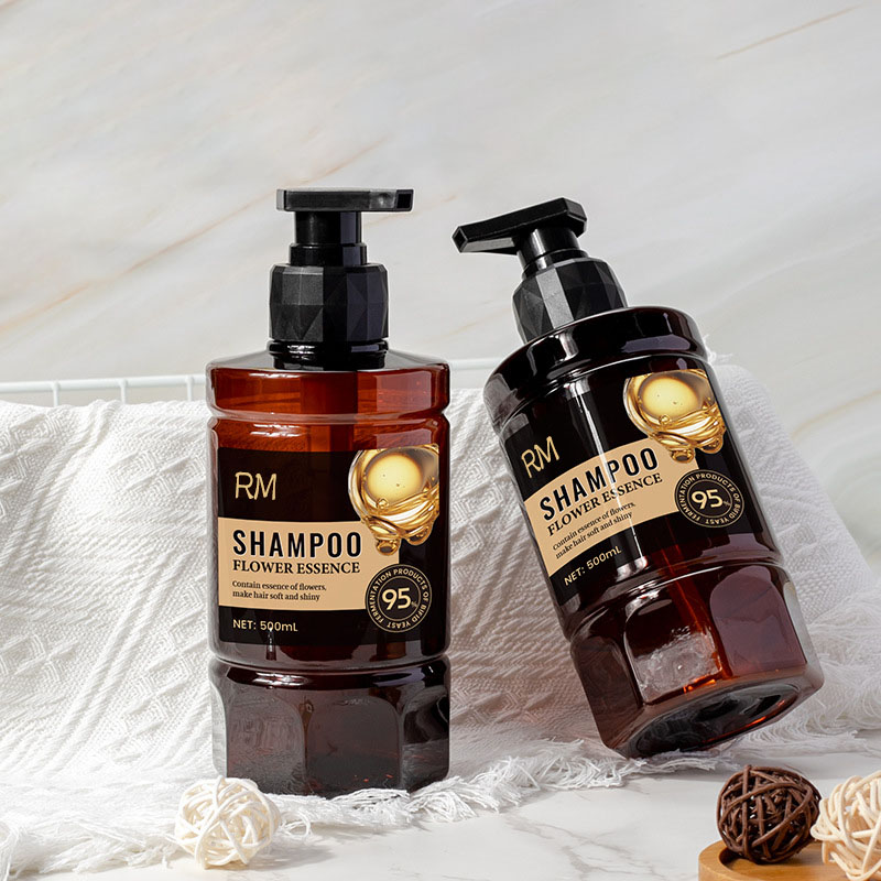 500ml 애완 동물 나사 펌프를 가진 플라스틱 꽃잎 펌프 병 개인 배려 포장을 위한 높은 가치 호텔 샴푸 병